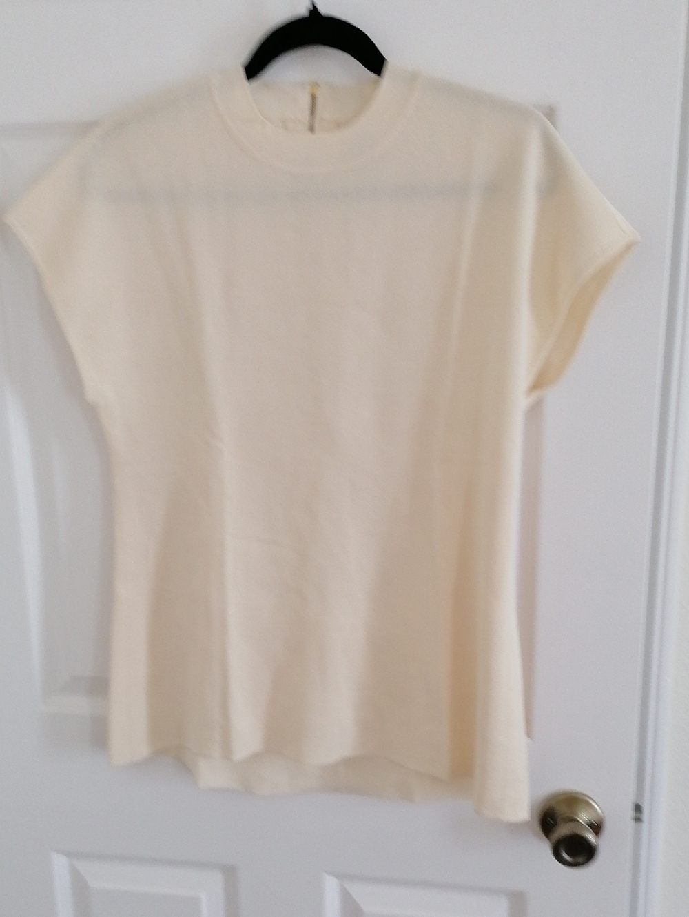 Anne Klein Cream Short Sleeve Knit Top. Crew neckline streamlined silhouette.